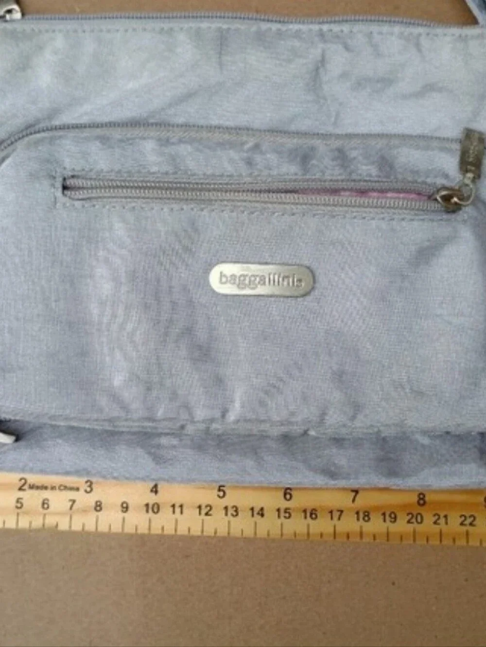 Baggallini Light Gray Silver Crossbody Bag Travel Purse